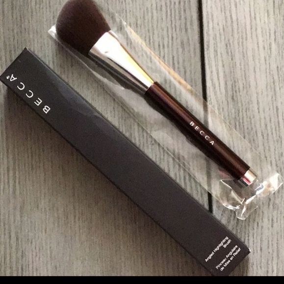 BECCA Angeled Highlighting Brush - Picture 2 of 3